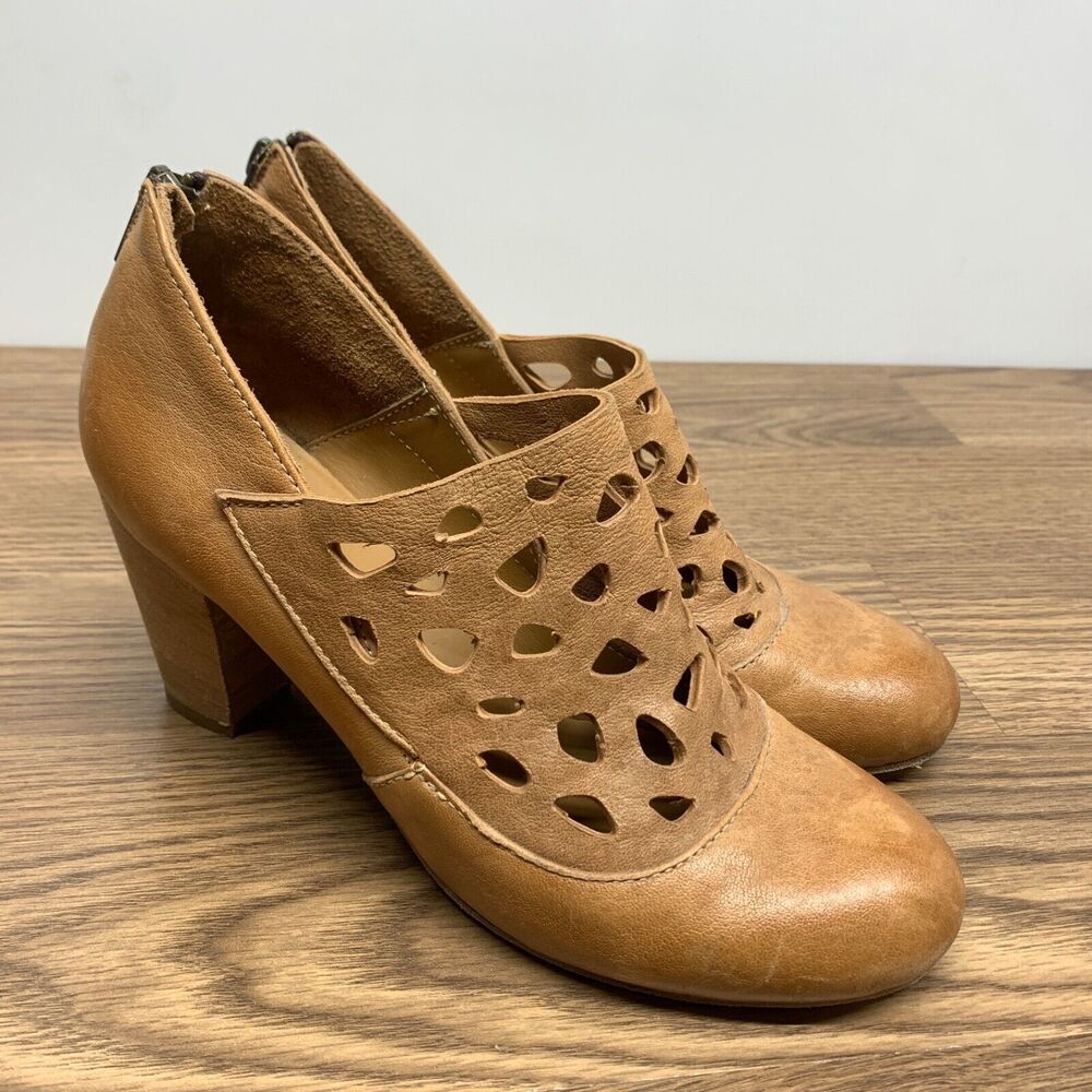 Gidigio Court Shoes Womens Size 38.5 EU Brown Perforated Leather Back Zipper